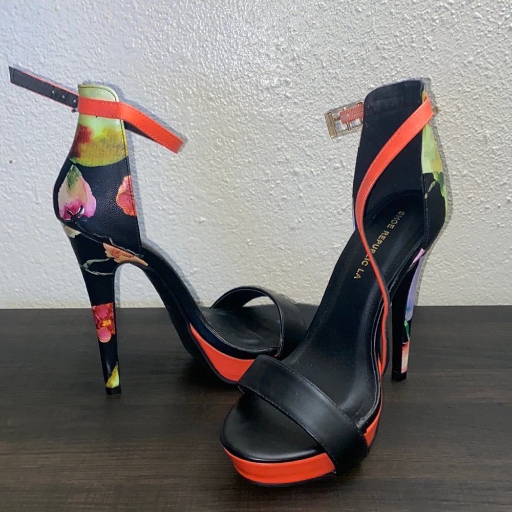 Shoe Republic LA ladies black with floral design-heels Size 7.5